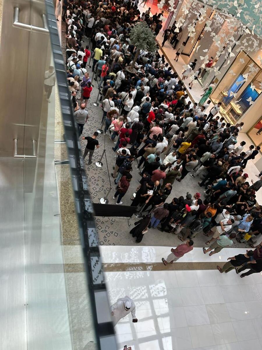 Imagini uluitoare surprinse într-un mall. Mii de oameni s-au călcat în picioare pentru noul model de iPhone