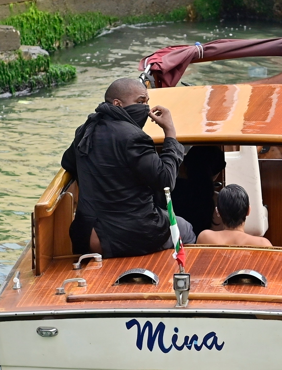 Kanye West nu se potolește. Cum a fost surprins cu soția lui pe străzile din Italia, după ce au primit interdicție pe Lacul Como
