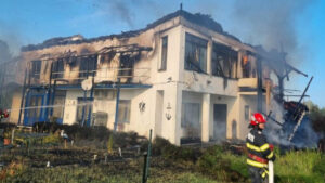 FOTO | Casa de vacanță a unui fost ministru al Transporturilor, distrusă de flăcări! Incendiul a fost provocat de un angajat nemulțumit