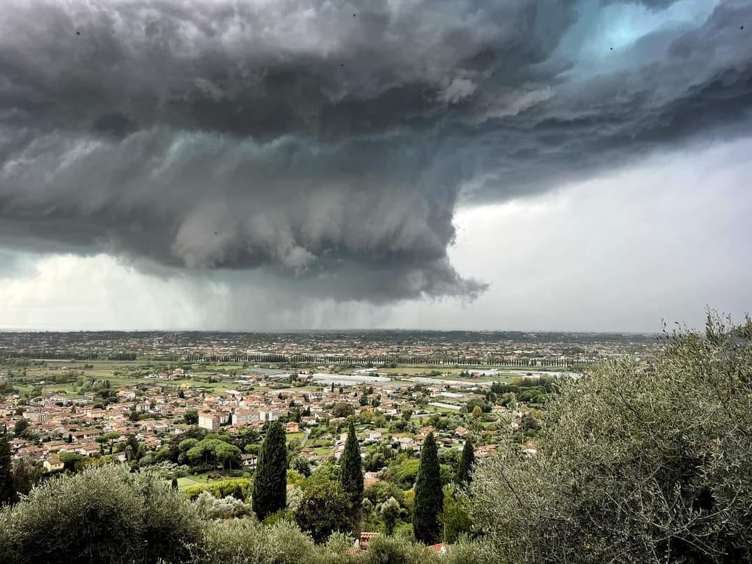 VIDEO. Italia, lovită de tornadă. Nenorocirea s-a abătut asupra Toscanei