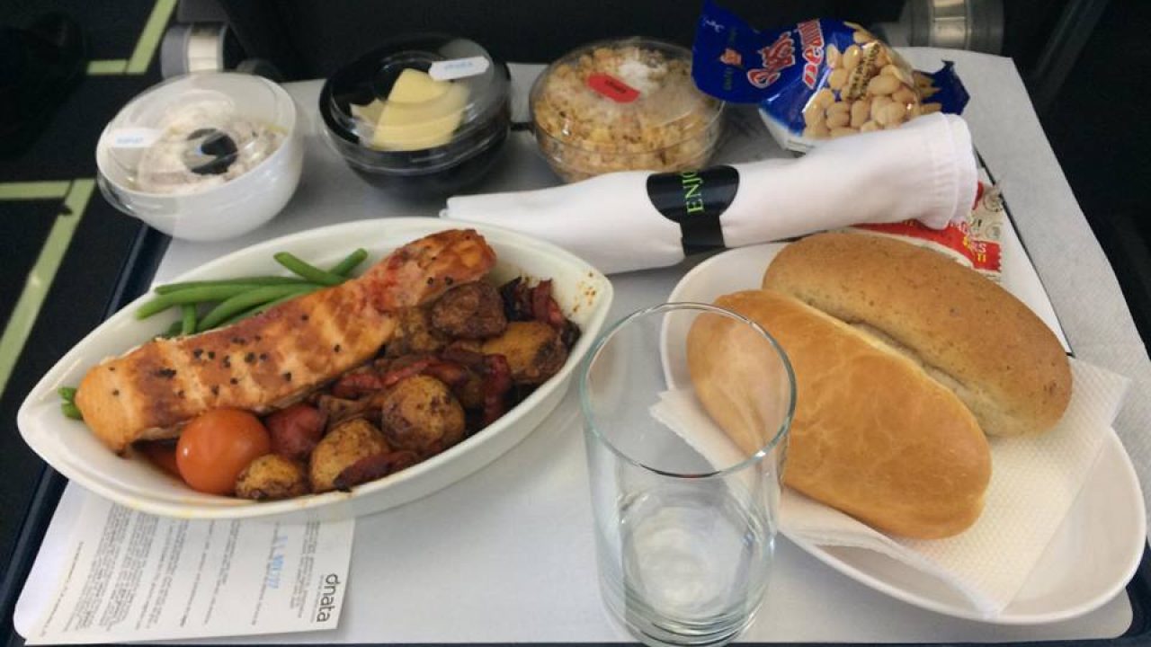 Cum se gătește mâncarea de pe avion. Cât de recomandat este să îți comanzi astfel de preparate