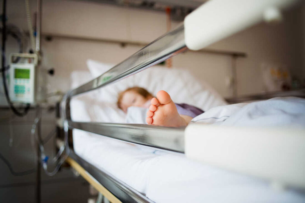 Încă un caz șocant într-un spital din România! Un copil de nici doi ani cu clavicula ruptă, trimis acasă de medici. Doctorii susțineau că cel mic nu are nimic