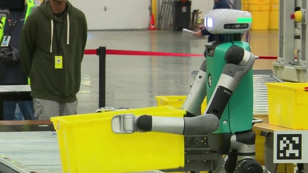 Amazon testează noii roboți în depozite. Cât durează până când îi va înlocui pe oameni