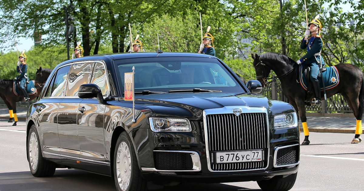 Cum arată limuzina blindată a lui Vladimir Putin. Mașina este unică și poate deveni chiar și submarin