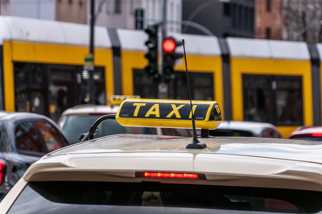 VIDEO. Primul taxi de lux din România, dedicat oamenilor cu portofelul gros. Care este tariful per kilometru