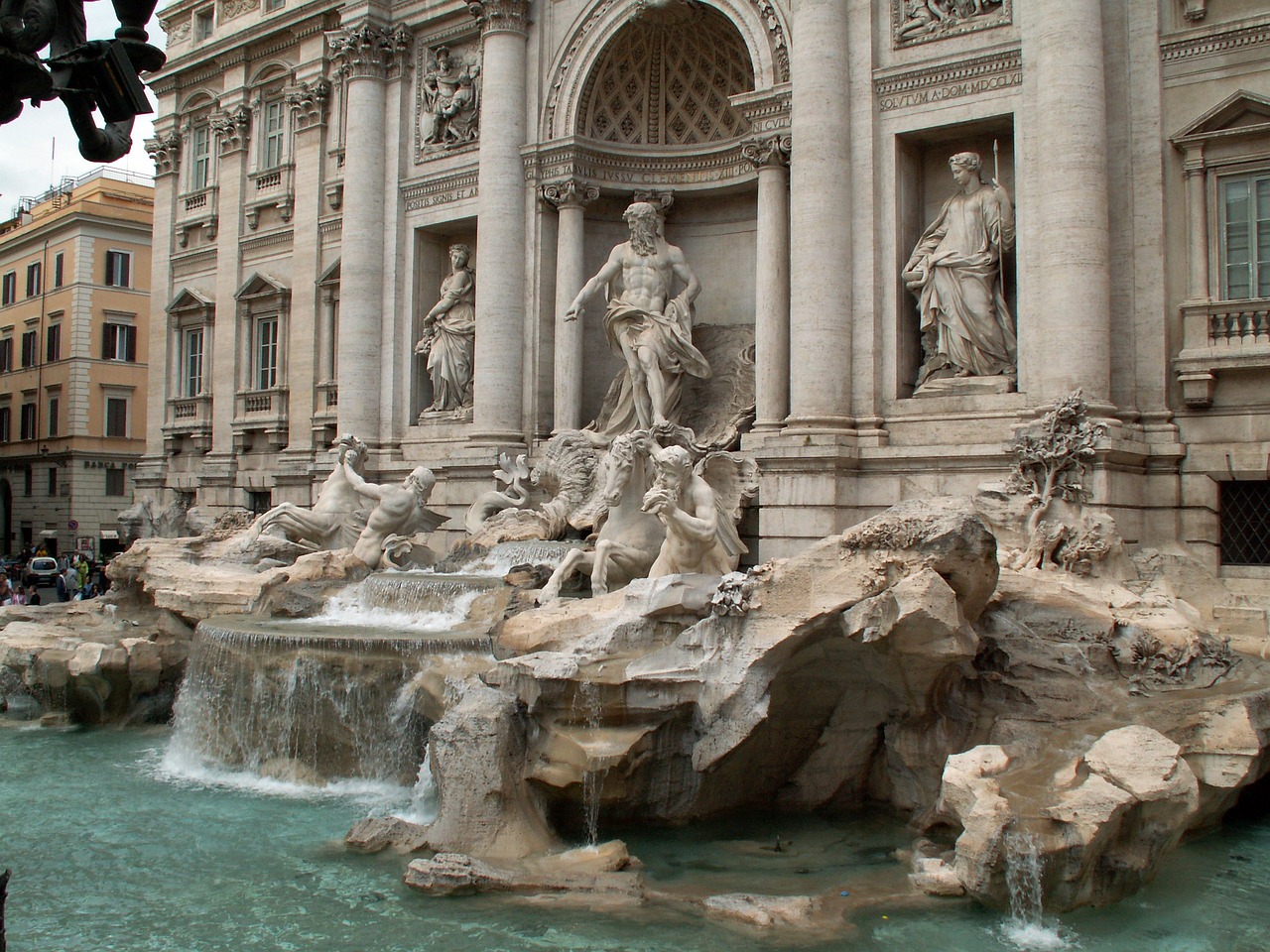 Câți bani se aruncă, zilnic, în Fontana di Trevi. Monumentul a devenit o sursă majoră de venit pentru Roma