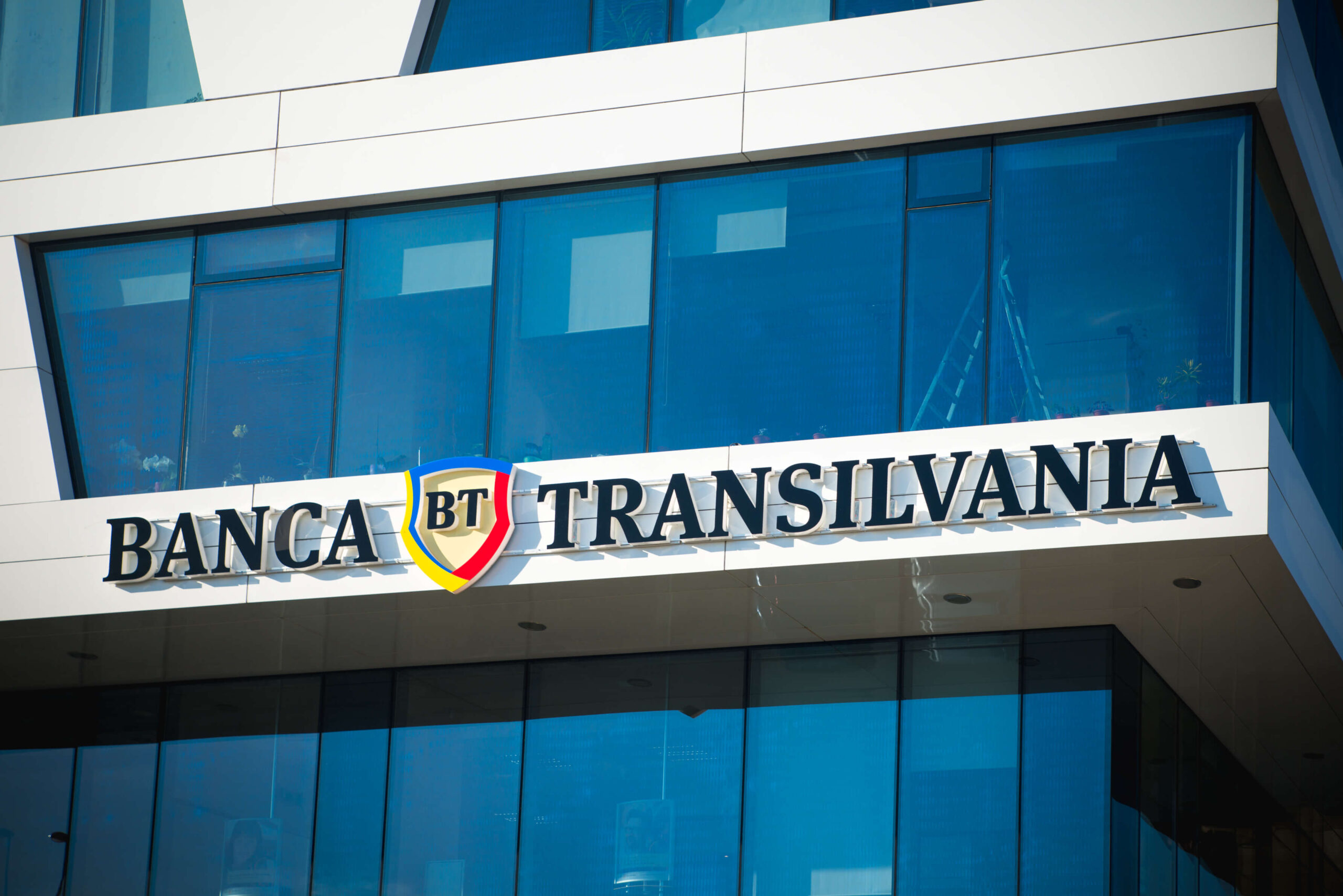 Ce se întâmplă cu comisioanele pentru clienții băncii Transilvania de la 1 ianuarie 2024. Guvernul intervine în scandal