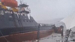 VIDEO. Navă ruptă în două în timpul furtunii pe Marea Neagră. Meteorologii sunt în alertă: nu s-a mai văzut așa ceva