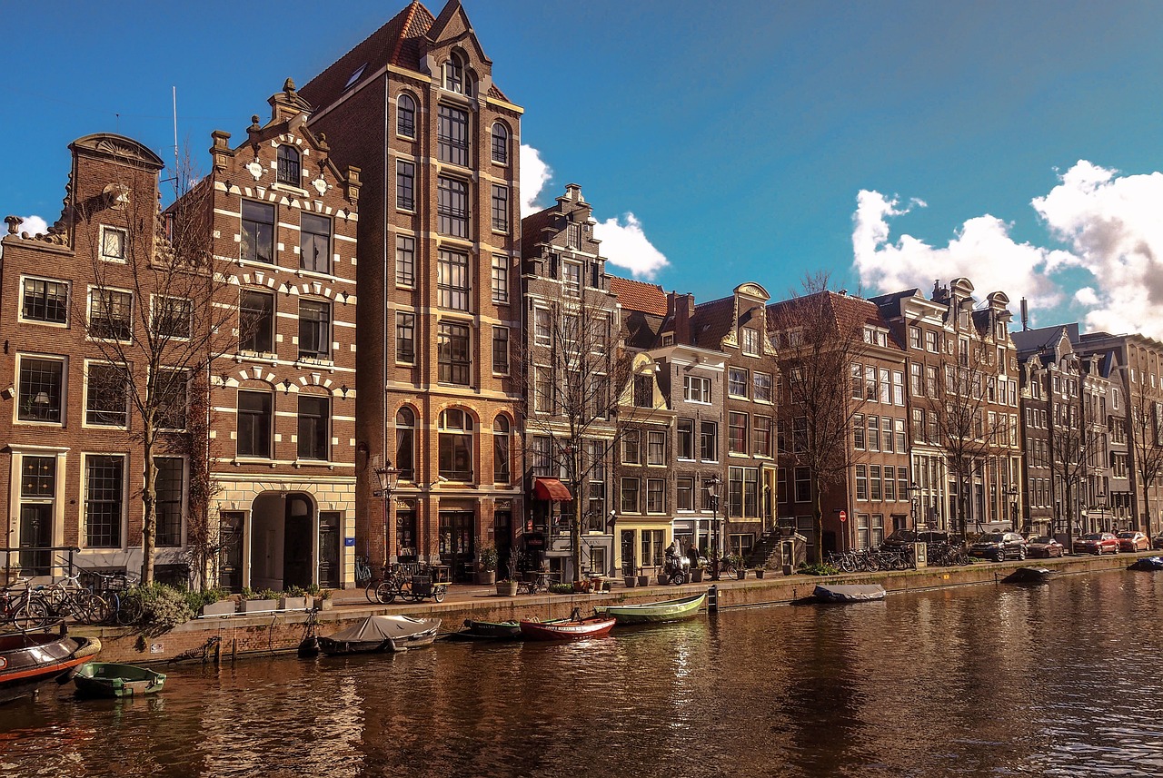 Tu știi de ce casele din Amsterdam sunt atât de înguste?! Motivul este incredibil