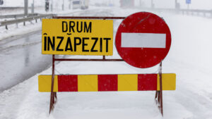 Viscolul a făcut ravagii în România! 21 de porțiuni de drumuri naționale, închise. Zăpada atinge doi metri în acest județ