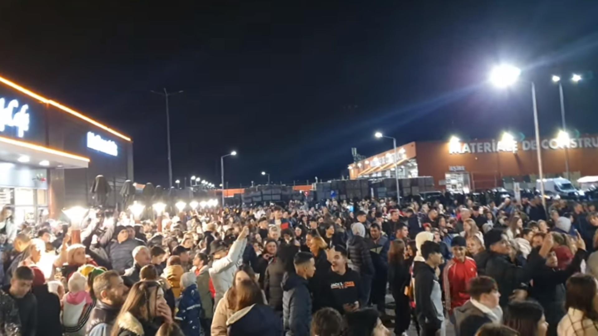 VIDEO. Mii de români s-au călcat în picioare pentru un meniu la 10 lei de la McDonald’s, în Drobeta Turnu Severin