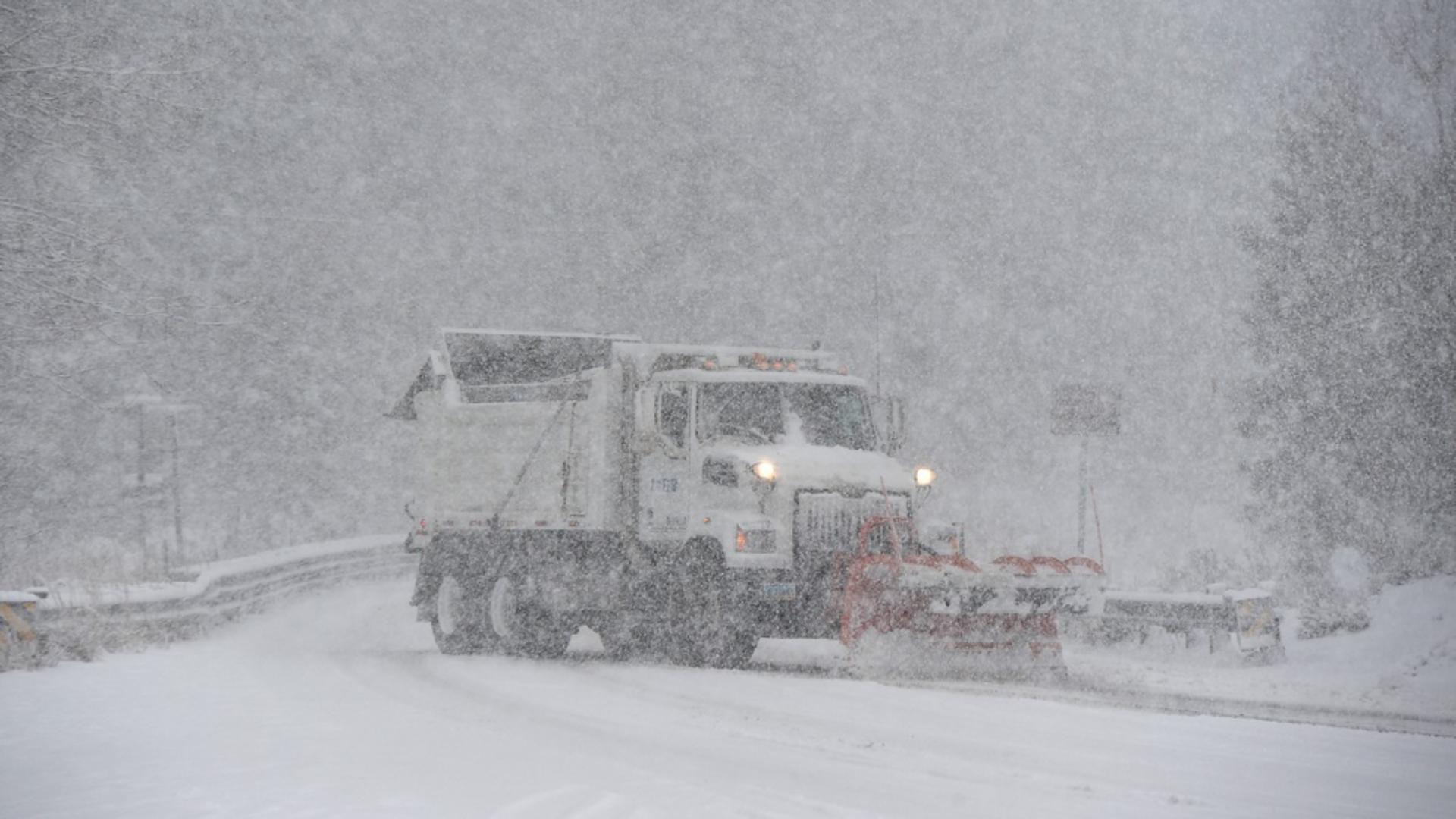 VIDEO. Drumuri blocate de ninsori în România. Turiști blocați din cauza nămeților