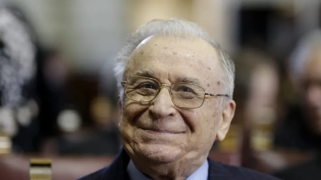 Apariție surpriză la înmormântarea lui Ion Iliescu. S-a așezat lângă Marcel Ciolacu